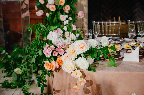 Decoración de flores frescas en el restaurante para un banquete de bodas. — Foto de Stock