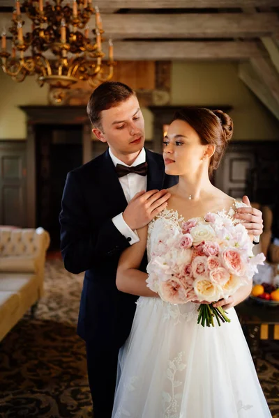 Retrato de recém-casados felizes no interior. serviços de planeamento de eventos. — Fotografia de Stock