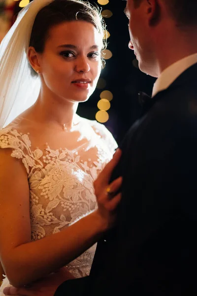 Noiva e noivo na cerimônia de casamento da noite no parque entre lâmpadas — Fotografia de Stock