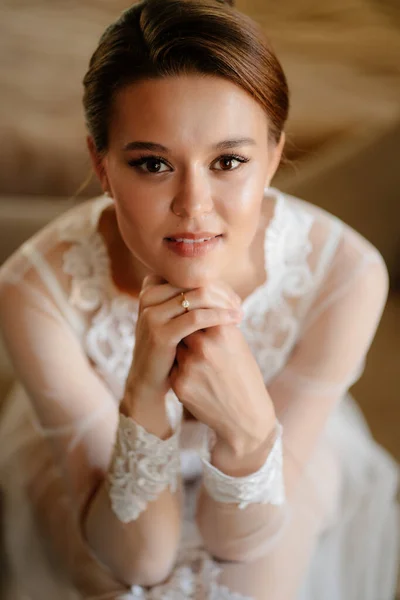 Retrato de cerca. hermosa joven con maquillaje natural. — Foto de Stock