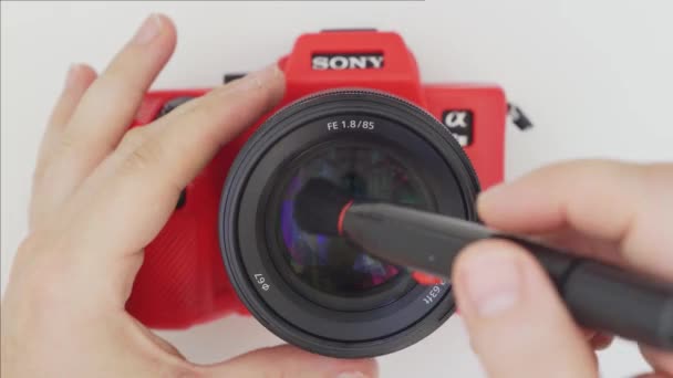 Servis a čištění objektivu fotoaparát Sony z prachu a nečistot se štětcem — Stock video