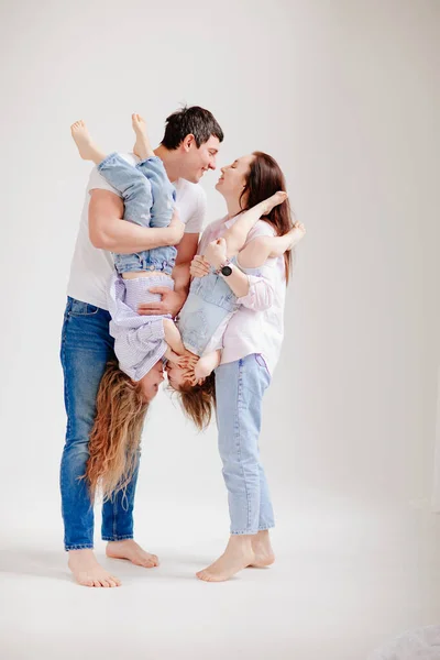 Bela família feliz em um estúdio de fotos branco. relação pai-filho — Fotografia de Stock