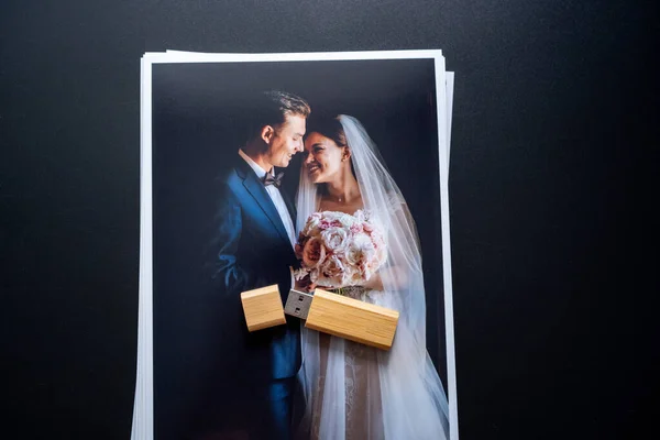 Bir yığın düğün fotoğrafı ve flaş bellek. Fotoğrafçıların çalışmalarının sonucu — Stok fotoğraf