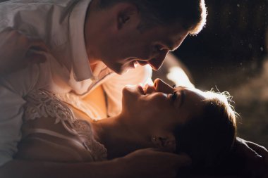 Kadın ve erkeklerin romantik ve nazik sabahları. Güzel ve seksi kıyafetler.
