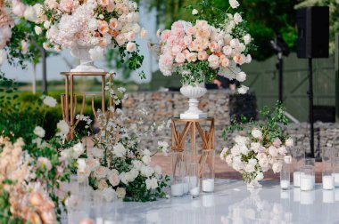 Detaylar. Çiçeklerin açık havasında, mumlarla birlikte düğün töreni.