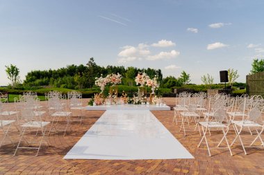 Çiçeklerin açık havasında, mumlarla birlikte düğün töreni.