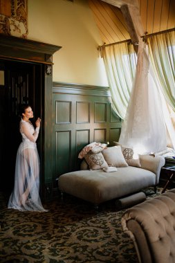 Dantelli bir bornozla, içi retro bir odada güzel bir gelin..