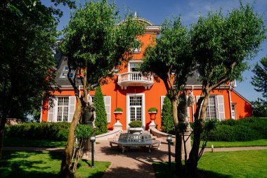 Retro tarzı merdiven, teras ve parktaki güzel turuncu bina.. 