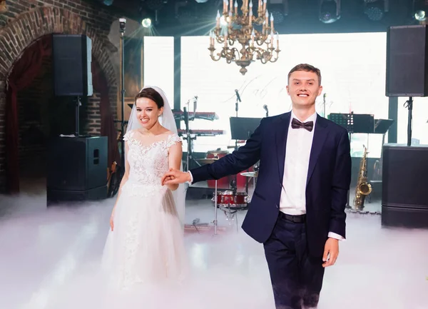 Mariée et marié après la danse sur scène dans la salle de banquet du restaurant. — Photo