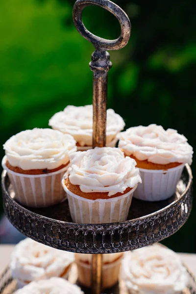 Cupcakes. sobremesas ao ar livre. barra de doces para casamento ou festa. — Fotografia de Stock