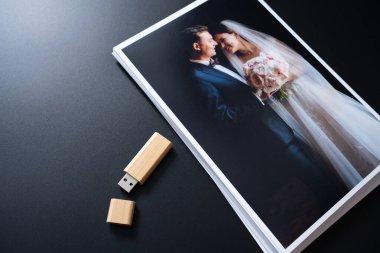 Bir yığın düğün fotoğrafı ve flaş bellek. Fotoğrafçıların çalışmalarının sonucu