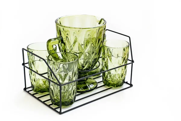 Πράσινη γυάλινη καράφα και ποτήρια για ποτά σε μεταλλικό καλάθι. σύνολο επιτραπέζιων σκευών — Φωτογραφία Αρχείου