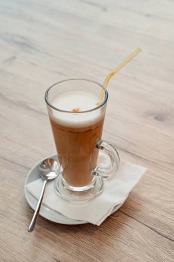 Kapuçinolu yüksek cam bardak. Kafelerde ve kafelerde kahve servisi.. 