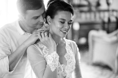 Kadın ve erkeklerin romantik ve nazik sabahları. Güzel ve seksi kıyafetler.