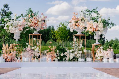 Çiçeklerin açık havasında, mumlarla birlikte düğün töreni.