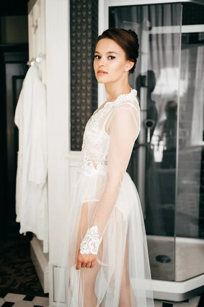 욕실 문에 레이스로 된 가운을 입고 있는 아름다운 아가씨 — 스톡 사진
