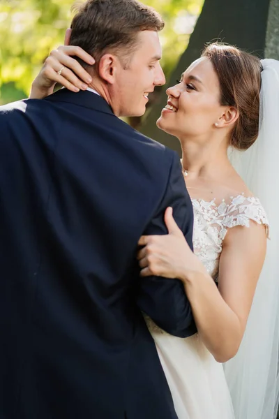Braut und Bräutigam tanzen, umarmen und lächeln. schöne und glückliche Hochzeit unter freiem Himmel. — Stockfoto