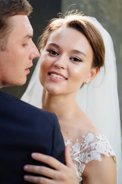 Brud och brudgum dans, kram och leende. vackert och lyckligt bröllop i det fria. — Stockfoto