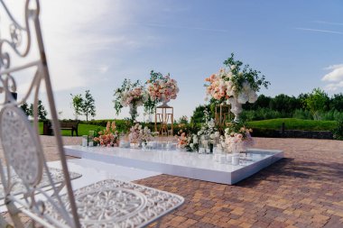 Çiçeklerin açık havasında, mumlarla birlikte düğün töreni.