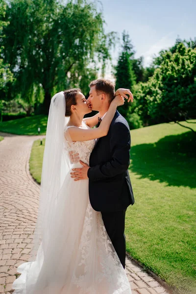 Omhelzen in het park. geliefden en gelukkige bruid en bruidegom. romantiek en tederheid — Stockfoto
