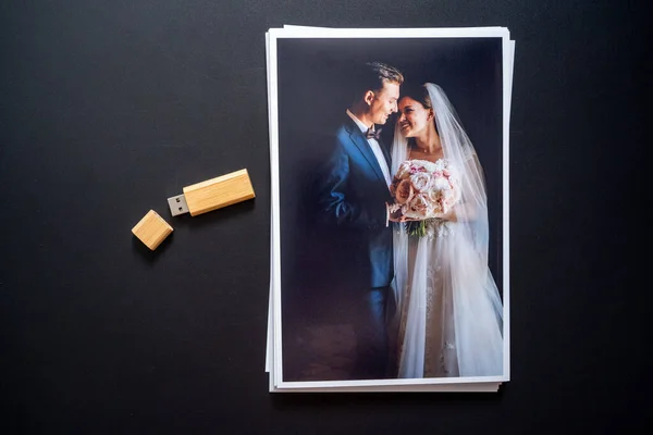 결혼식 사진 과 플래시 드라이브를 쌓아. 사진사들의 작업 결과 — 스톡 사진