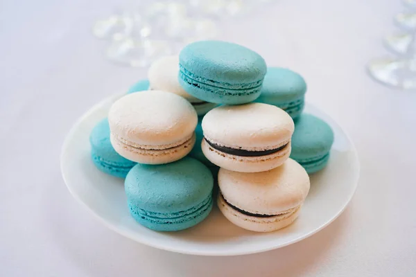 White and pigeon macaroons on a plate. traditional French almond flour cakes — Stock Photo, Image