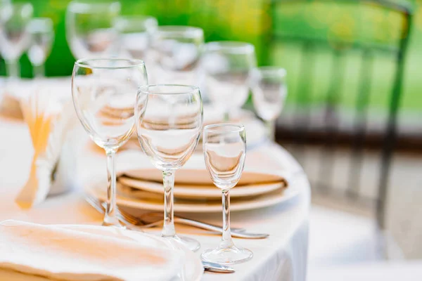 Klasszikus üres borospoharak egy kerek asztalon. A bankett tálalva. vendéglátás — Stock Fotó