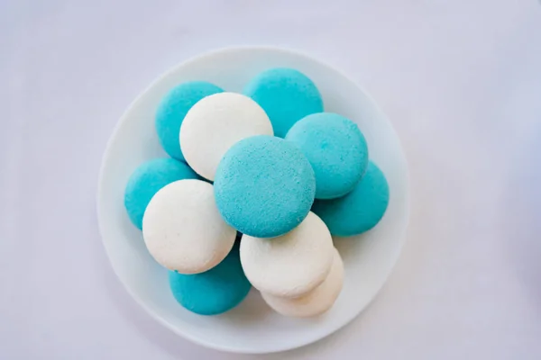 White and pigeon macaroons on a plate. traditional French almond flour cakes — Stock Photo, Image