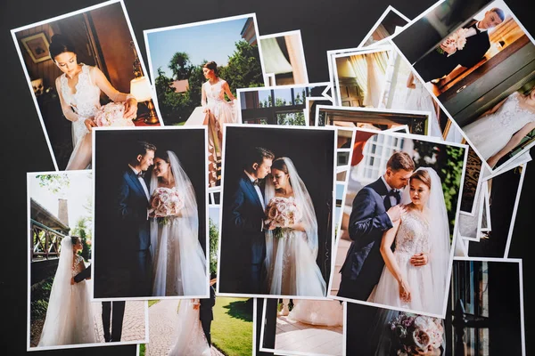 Espalhar fotos de casamento. o resultado do trabalho dos fotógrafos no casamento. — Fotografia de Stock