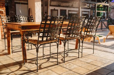 Tahta masa ve bilardo terasında sandalyeler. bahçe mobilyası 