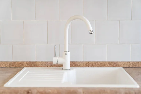 White sink and kitchen faucet. plumbing for home — Stock Photo, Image