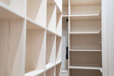 Yeni soyunma odası. Daire için depolama sistemi.