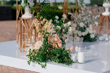 Detaylar. Çiçeklerin açık havasında, mumlarla birlikte düğün töreni.