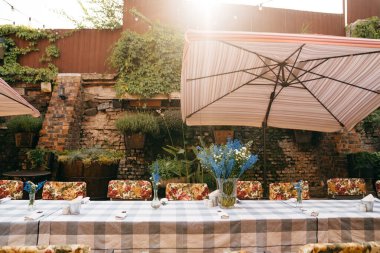 Evin ya da restoranın açık yaz bölgesinde büyük bir yemek masası.. 