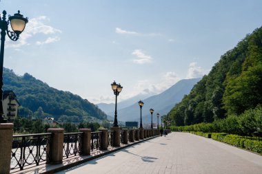 Dağlık bir bölgede parkta yürümek için bir patika..