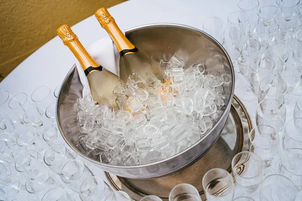 Dos botellas de champán en un cubo de hielo. enfriamiento de bebidas alcohólicas — Foto de Stock