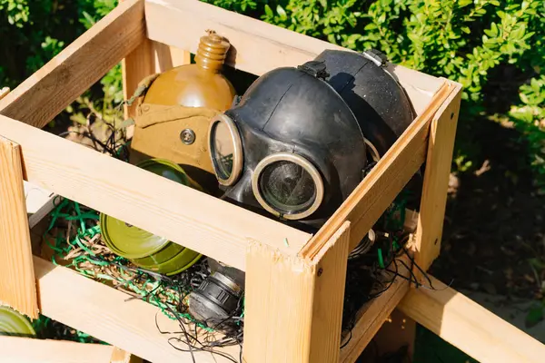 Drewniane Pudełko Maską Gazową Kolbą Zestaw Ochronny Ćwiczenia Wojskowe Tematyczne — Zdjęcie stockowe