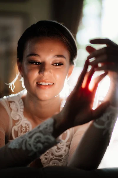 Красивая молодая женщина с естественным макияжем в солнечном свете из окна — стоковое фото