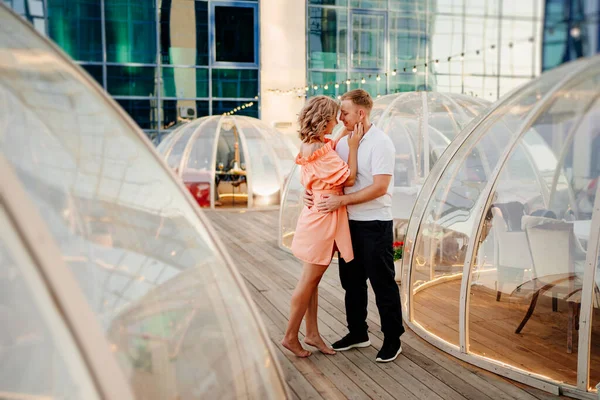 Casal feliz no telhado. homem e mulher apaixonados no lugar original para namoro — Fotografia de Stock