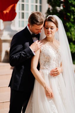 Sarıl. Sevgililer ve mutlu gelin ve damat. romantizm ve şefkat