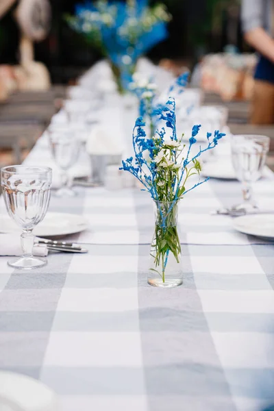 Velký jídelní stůl bez jídla na otevřeném letním prostoru domu — Stock fotografie