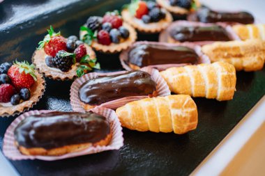 Tatil için çeşitli pastalar. Çikolata. Tatlı doğum günü hediyeleri. 