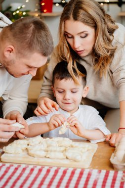 Mutlu aile birlikte geleneksel yemekleri hazırlar ve dolguyu yer.