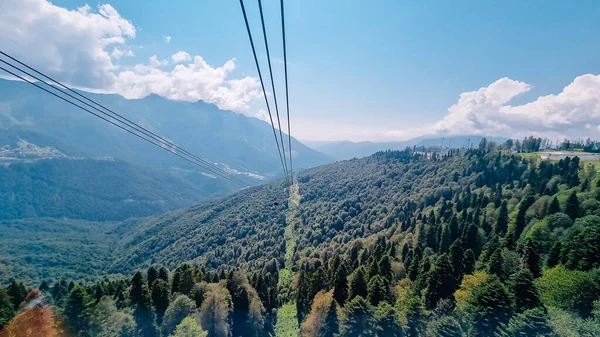 Téléphérique dans les montagnes. tourisme d'été. — Photo