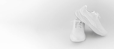 Beyaz arka planda bağcıkları olan beyaz spor ayakkabılar. İzole et. yazıtlar için yer.