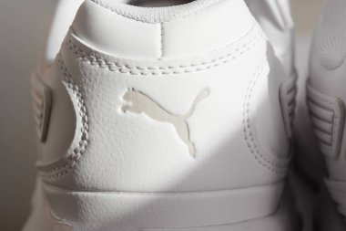 puma. Beyaz arka planda beyaz spor ayakkabıları..