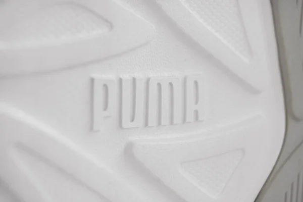 Solas de parte de tênis brancos em um fundo branco. puma — Fotografia de Stock