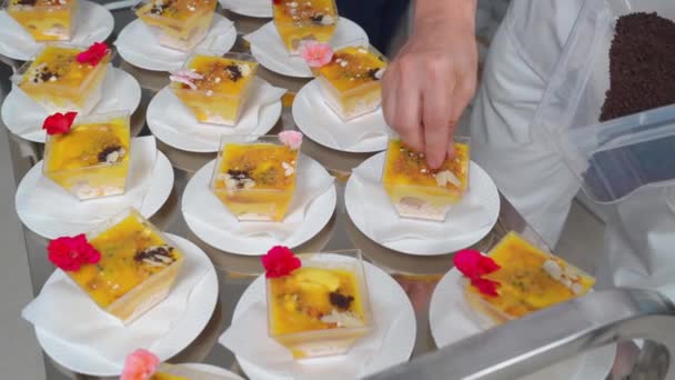 Catering. chelnerul pune pe masă kremenki cu desert și decorează . — Videoclip de stoc