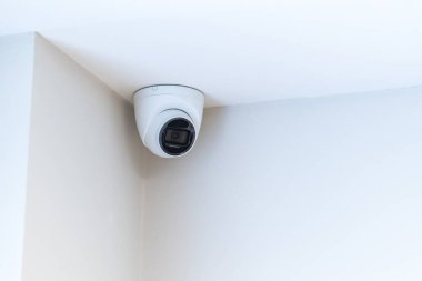 Tavanda bir video kamera var. video izleme ve güvenlik sistemi 