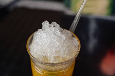 Limonata bardağında ezilmiş buz. meşrubat servisi